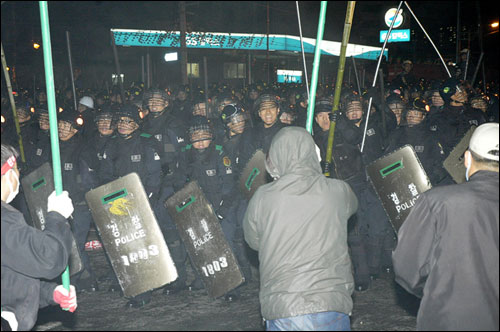 시위대의 쇠파이프에 맞서 경찰도 긴 쇠막대에 죽창으로... 